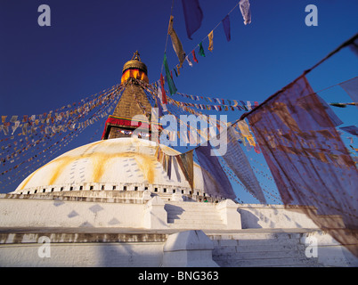 Il grande Stupa nel quartiere tibetano a Boddnath o Bauda nella valle Kathandu, Nepal Foto Stock