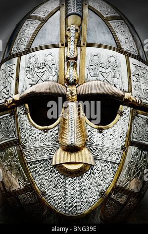 Anglo-Saxon replica casco indossato da un soldato Foto Stock