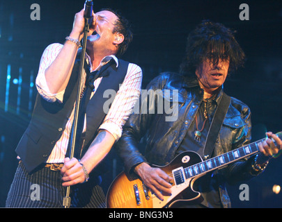 STONE Temple Pilots gruppo statunitense con Scott Welland a sinistra e Dean cetta nel giugno 2010 Foto Stock