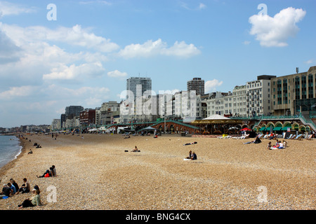 La spiaggia di Brighton dal molo guardando ad ovest. Classe hotel sul lungomare che si affaccia sul mare e le spiagge dorate di Brighton. Foto Stock