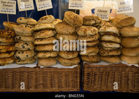 Una selezione di rotoli in vendita a th food hall al Cotswold Paese mostrano Cirencester Foto Stock