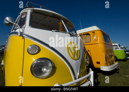 Restaurato Imaculate VW Volkswagen Kombi Camper prendendo parte a un rally a Brighton e Hove lungomare. Foto Stock