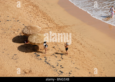 Due donne sulla spiaggia, fotografando ogni altro, Liquillo, Puerto Rico Foto Stock