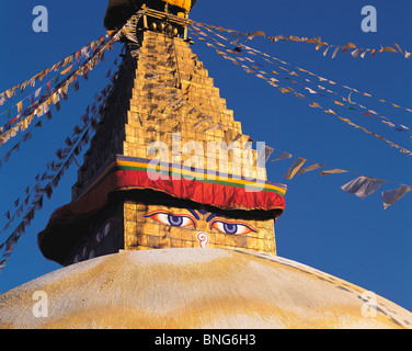 Il grande Stupa nel quartiere tibetano a Boddnath o Bauda nella valle Kathandu, Nepal Foto Stock