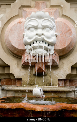 Erogatore d'acqua sgorga testa / faccia su fontane fontana / / Funzione di acqua in Plaza del Triunfo. Siviglia / Sevilla. Spagna. Foto Stock