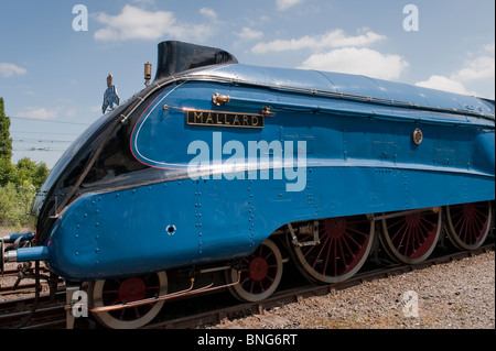 La classe LNER A4 4468 Mallard treno a vapore presso il Museo Nazionale delle Ferrovie di York Foto Stock