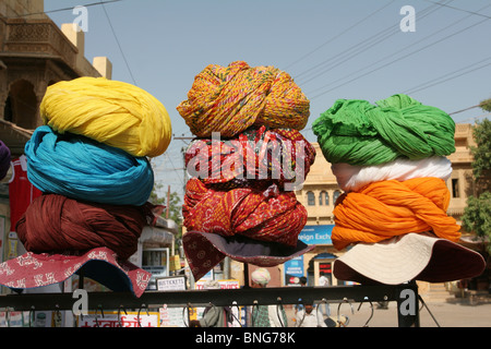 Turbanti in vendita in Jaisalmer, Rajasthan, India. Foto Stock