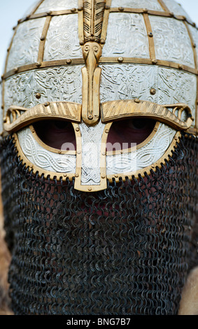 Anglo-Saxon replica casco indossato dal soldato Foto Stock