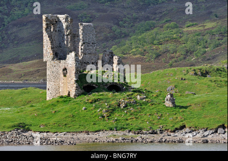 Ardvreck Castle e Loch Assynt, Sutherland, Scotland, Regno Unito, Europa. Foto Stock