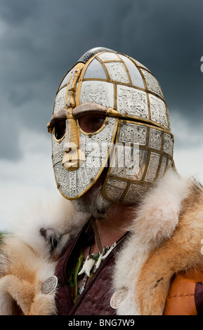 Anglo-Saxon replica casco indossato dal soldato Foto Stock