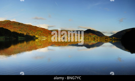 Helm Crag e Grasmere riflessioni. Autunno nel Lake District inglese Foto Stock