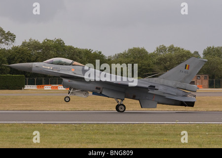 Lockheed Martin F16 Fighting Falcon Fighter Bomber in atterraggio a Royal International Air Tattoo RIAT 2010 Air Show Fairford Foto Stock