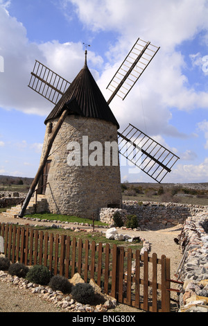 Vecchio mulino di Saint Pierre de La Fage nel Languedoc Roussillon, Francia Foto Stock