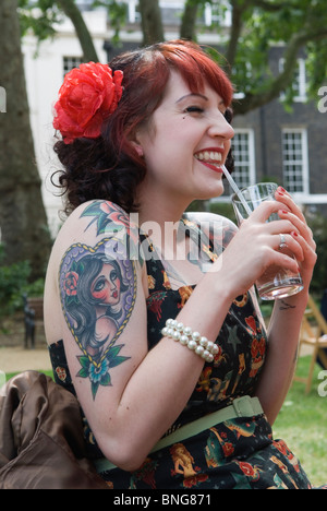 Ragazza con self portrait tattoo. Londra Regno Unito HOMER SYKES Foto Stock