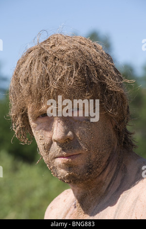 L'uomo faccia sporca come la mascheratura, ritratto closeup Foto Stock