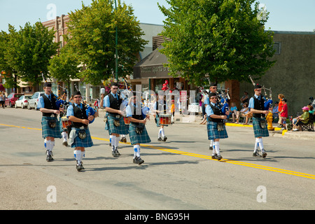 Una zampogna e marciando nella Carmen, Manitoba parade. Foto Stock