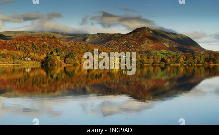 Helm Crag e Grasmere riflessioni. Autunno nel Lake District inglese Foto Stock