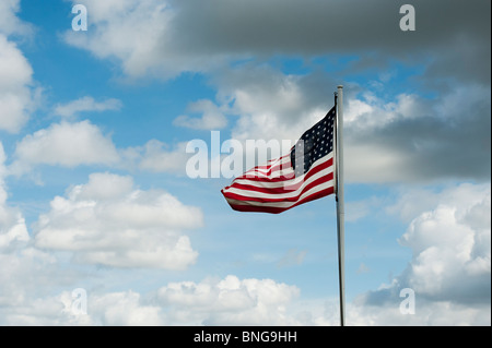 Bandiera americana su un pennone al vento Foto Stock