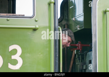 Il driver del 60163 Tornado locomotore presso il Museo nazionale delle ferrovie, York come si prepara a tirare il germano reale. Foto Stock