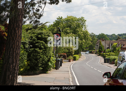 30mph rallentare segno, Theydon Bois, Essex, Regno Unito Foto Stock