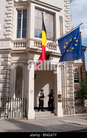 Due ufficiali della polizia di fronte all Ambasciata del Belgio, Grosvenor Crescent, Londra, Regno Unito Foto Stock