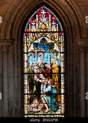 Victorian le finestre di vetro macchiate in oriente il transetto di Hexham Abbey, Northumberland, Inghilterra Foto Stock