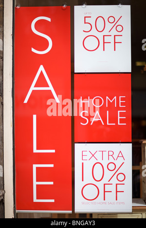 Poster promozionali di vendita di pubblicità, sconto, gli elementi di gioco, riduzioni, acquistare uno ottenere uno gratuitamente in High Street shop in Windows Foto Stock