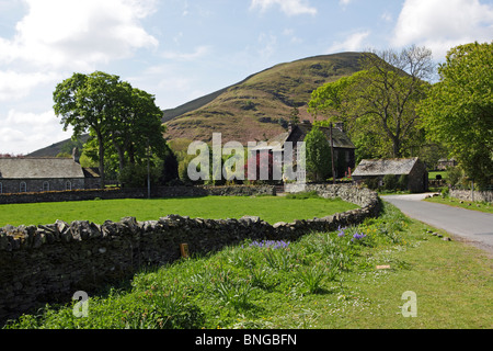 Chiesa e casa colonica ai piedi di Souther cadde in Mungrisdale Near Keswick nel Parco Nazionale del Distretto dei Laghi, Cumbria. Foto Stock