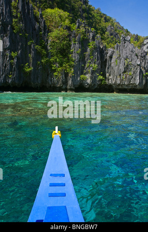 Le acque chiare del MATINLOC isola nei pressi di El Nido - isola di Palawan, Filippine Foto Stock