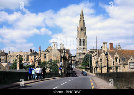 Vista dell'avvicinamento al centro di Stamford, guardando attraverso il ponte R. Welland lungo St. Mary's Hill, con la chiesa di St. Mary davanti. Foto Stock