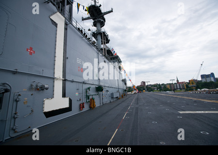 L'isola e il ponte di volo della US Navy di assalto anfibio nave USS WASP durante il 2010 Revisione della flotta di Halifax, NS. Foto Stock