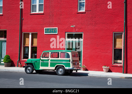 Antico di Willy parcheggiato di fronte all edificio rosso. Palouse, Washington. Foto Stock