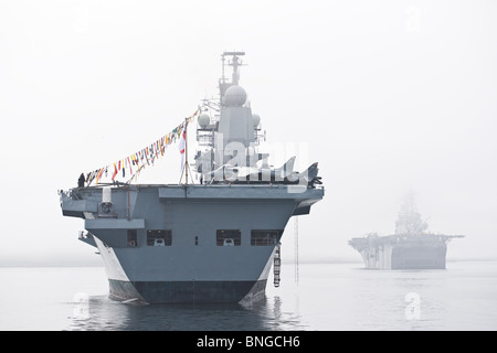 Royal Navy portaerei HMS Ark Royal e USS WASP sedersi al di ancoraggio durante il 2010 Revisione della flotta di Halifax, Nova Scotia. Foto Stock