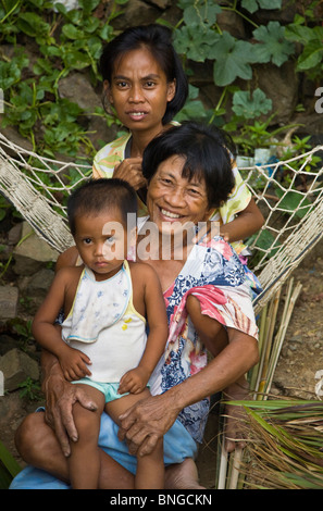 Una famiglia di filippini in un piccolo villaggio di pescatori a nord di El Nido - isola di Palawan, Filippine