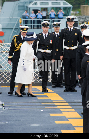 Sua Maestà la Regina Elisabetta II ispeziona i marinai sul ponte di volo dell HMCS ST. JOHN'S durante il 2010 Revisione della flotta di Halifax, NS. Foto Stock