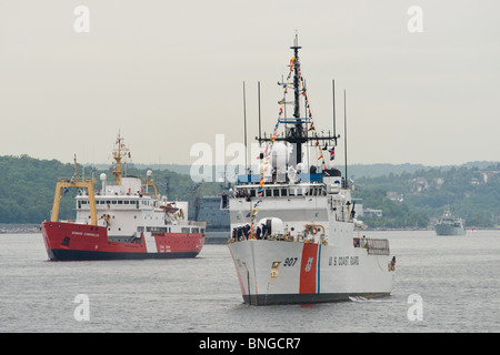 US Coast Guard Cutter ESCANABA USCGC siede al di ancoraggio durante il 2010 Revisione della flotta di Halifax, Nova Scotia. Foto Stock