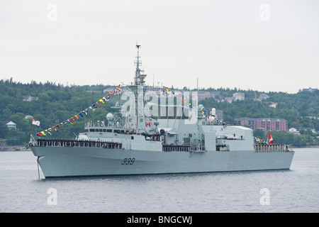 Marina canadese fregata HMCS CHARLOTTETOWN siede al di ancoraggio durante il 2010 Revisione della flotta di Halifax, Nova Scotia. Foto Stock