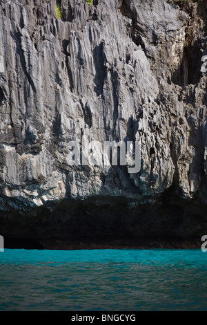 Una roccia calcarea su MATINLOC isola nei pressi di El Nido - isola di Palawan, Filippine Foto Stock