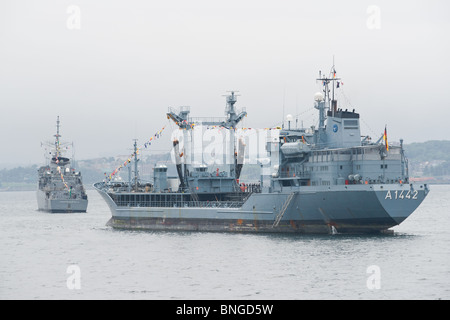 Marina militare tedesca tanker FGS SPESSART siede al di ancoraggio durante il 2010 Revisione della flotta di Halifax, Nova Scotia. Foto Stock