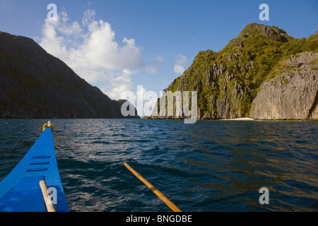 La nostra barca motori tra TAPIUTAN E ISOLE MATINLOC vicino a El Nido in BACUIT BAY - isola di Palawan, Filippine Foto Stock