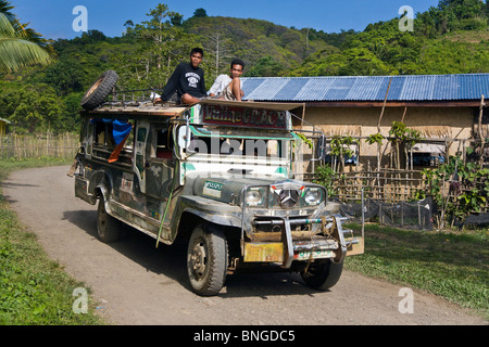 Un JEEPNEY è utilizzato per il trasporto in un piccolo villaggio di pescatori che si trova a nord di El Nido - isola di Palawan, Filippine Foto Stock