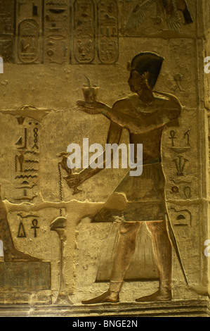 Tempio tolemaico di Hathor e Maat. Il faraone facendo offerte e libagioni. Deir el-Medina. L'Egitto. Foto Stock