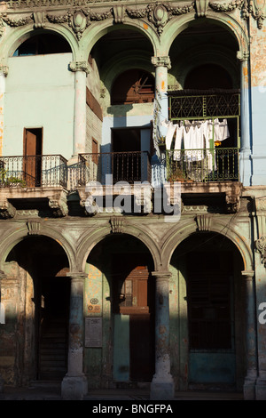 Lavaggio e asciugatura su un balcone, Centro Habana, Havana, Cuba Foto Stock