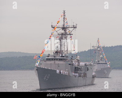 US Navy fregata USS ROBERT G. BRADLEY si siede al di ancoraggio durante il 2010 Revisione della flotta di Halifax, Nova Scotia. Foto Stock