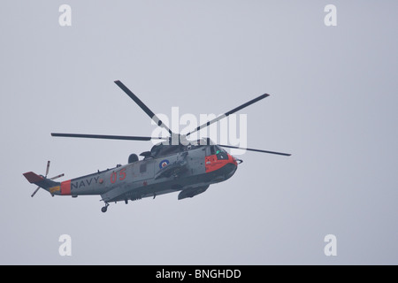 Un mare re elicottero dipinto in originale Royal Canadian Navy schema overhead di mosche durante il 2010 Revisione della flotta. Foto Stock