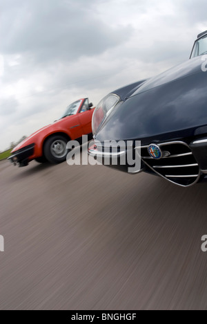 Alfa Spider e TR7veloce azione di guida shot Foto Stock