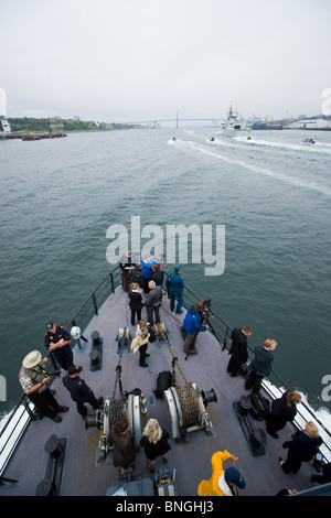 Media seguire i progressi di HMCS ST. JOHN'S durante il 2010 Revisione della flotta di Halifax, Nova Scotia. Foto Stock