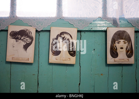 Datata capelli stile poster in un salone, Chisinau, Moldavia Foto Stock