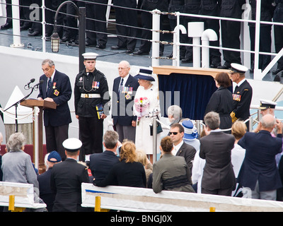 Sua Maestà la Regina Elisabetta II assiste una placca di scoprimento di fronte allo storico corvette HMCS SACKVILLE sul lungomare di Halifax. Foto Stock