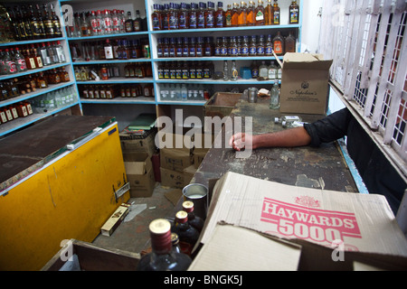 Interno di un negozio di vino in una città musulmana di Srinagar, Jammu e Kashmir in India. Foto Stock